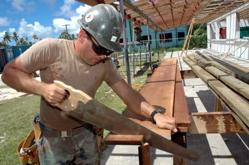 menuisier-TOURTOUR-min_worker_construction_building_carpenter_male_job_build_helmet-893290